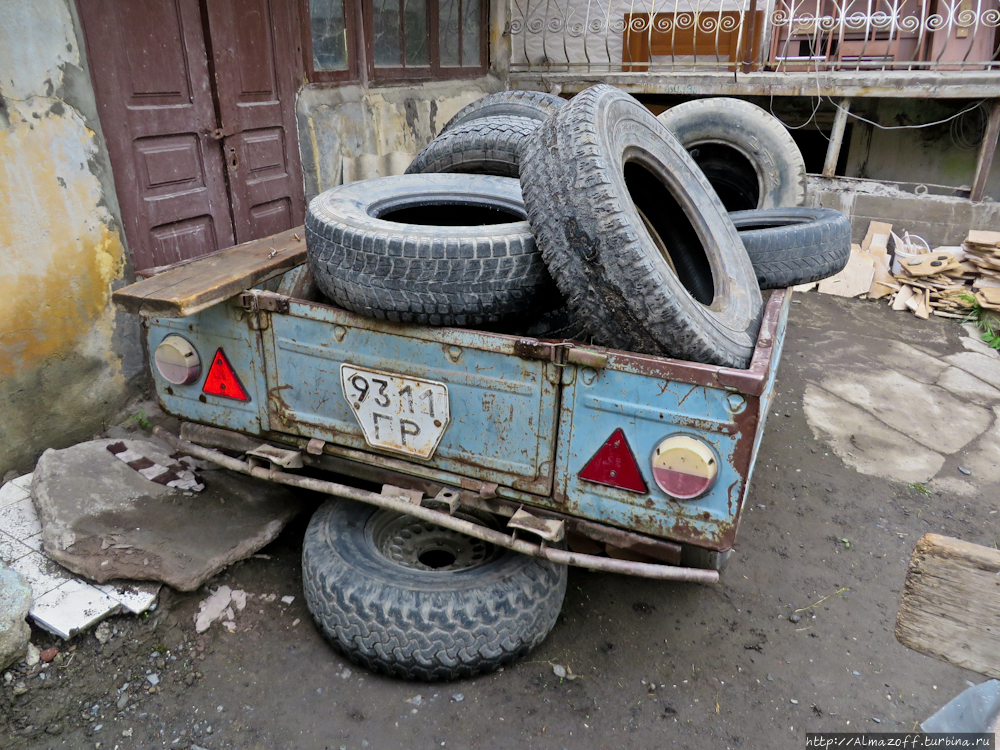 Пост-иллюстрация городка Степанцминда, до Казбека и после Степанцминда, Грузия Пост-иллюстрация городка Степанцминда, до Казбека и после Степанцминда, Грузия