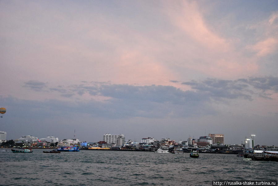 Дорога в море Паттайя, Таиланд Дорога в море Паттайя, Таиланд
