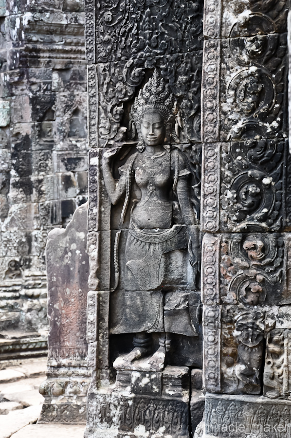 Так же здесь изображены традиционные фигуры женщин. Ангкор (столица государства кхмеров), Камбоджа