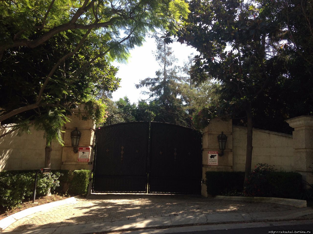 У ворот дома Майкла Джексона. Лос-Анжелес, CША