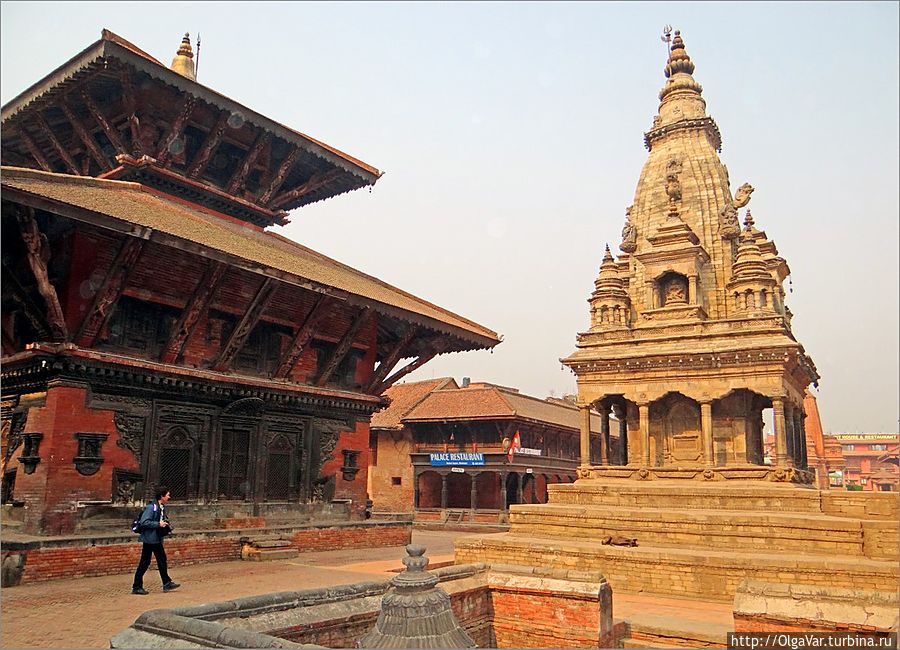 Отличается особым изяществом шедевр архитектурного искусства — светлый каменный храм Ватсала Дурга с деревянной резьбой, построенный в 1672 году Бхактапур, Непал