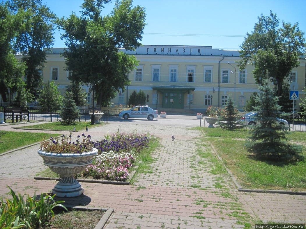 Если пройти чуть дальше по переулку и перейти на Октябрьскую улицу, то можно попасть к гимназии, где учился А.П. Чехов (в настоящее время здесь находится музей). Таганрог, Россия Если пройти чуть дальше по переулку и перейти на Октябрьскую улицу, то можно попасть к гимназии, где учился А.П. Чехов (в настоящее время здесь находится музей). Таганрог, Россия