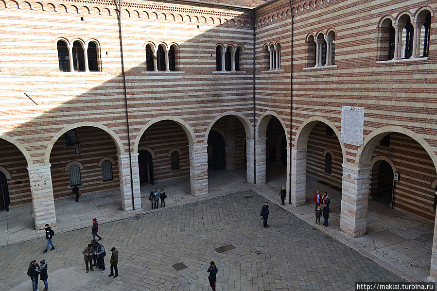 Двор Дворца Коммуны с Лестницы разума. Верона, Италия
