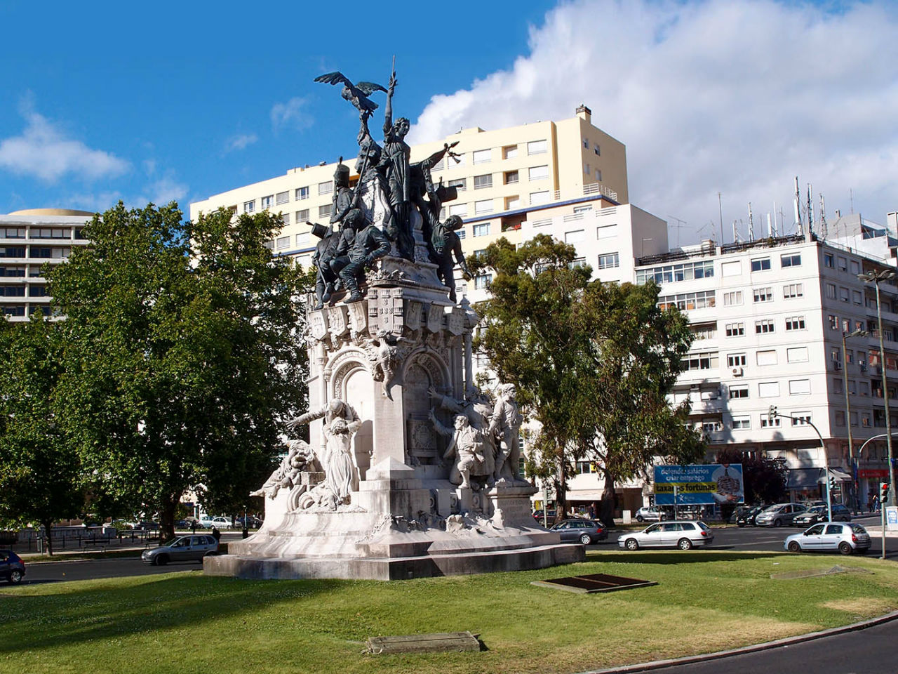 Интересный [[memo55829 монумент]] на площади Кампо Гранде Лиссабон, Португалия