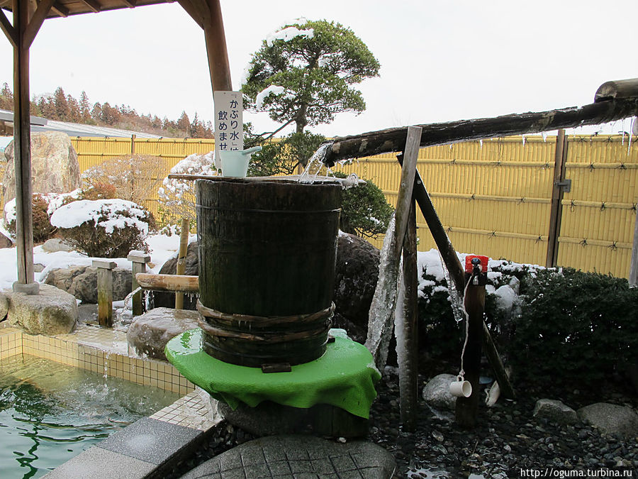 Кадушка со студёной водой на выходе из парилки. Чуть левее её небольшая купель с холодной водой — для смелых. Префектура Нагано, Япония