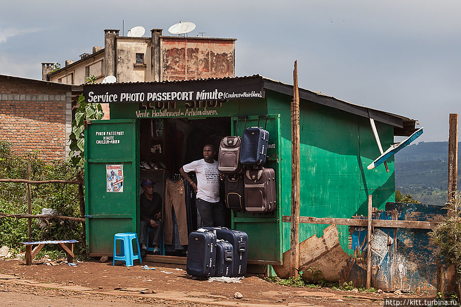 Универсальная лавка. Фото, штаны, сумки Букаву, ДР Конго