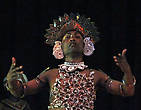 Танец «Вес» исполняется в традиционных кандийских костюмах с 64 орнаментами.  А своим названием он обязан массивному головному убору танцора, похожему на корону…