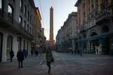 В конце улицы видна башня Торре Ассинелли