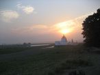 Пагода Shwe Modeptaw Pagoda на озере Таунтаман (Thaungthaman).