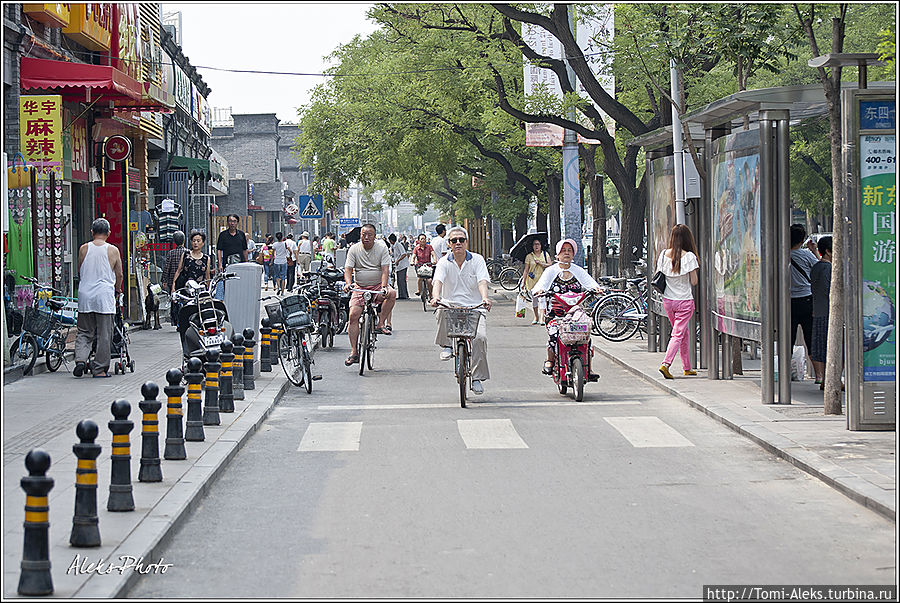 Велодорожки в городе — практически везде. И асфальт очень хорошего качества. Это порадовало...
* Пекин, Китай