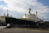 У Морского вокзала на вечную стоянку поставили первый в мире атомный ледокол ЛЕНИН.