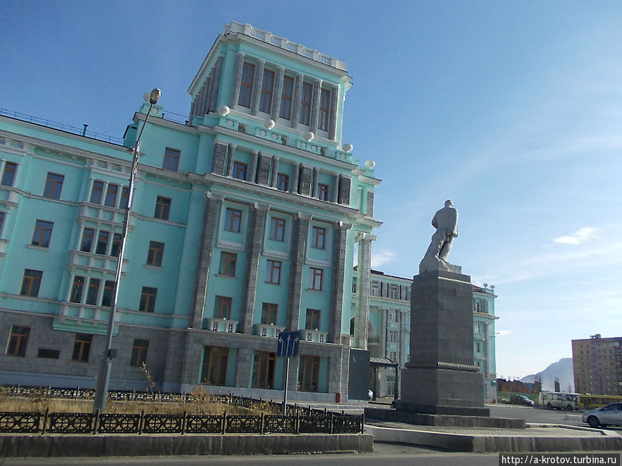 Здание Управления Комбината находится на Главной площади с Лениным Норильск, Россия