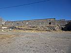 Внутри крепости обширная пустующая площадь , вдали виднеются стены оружейных складов.