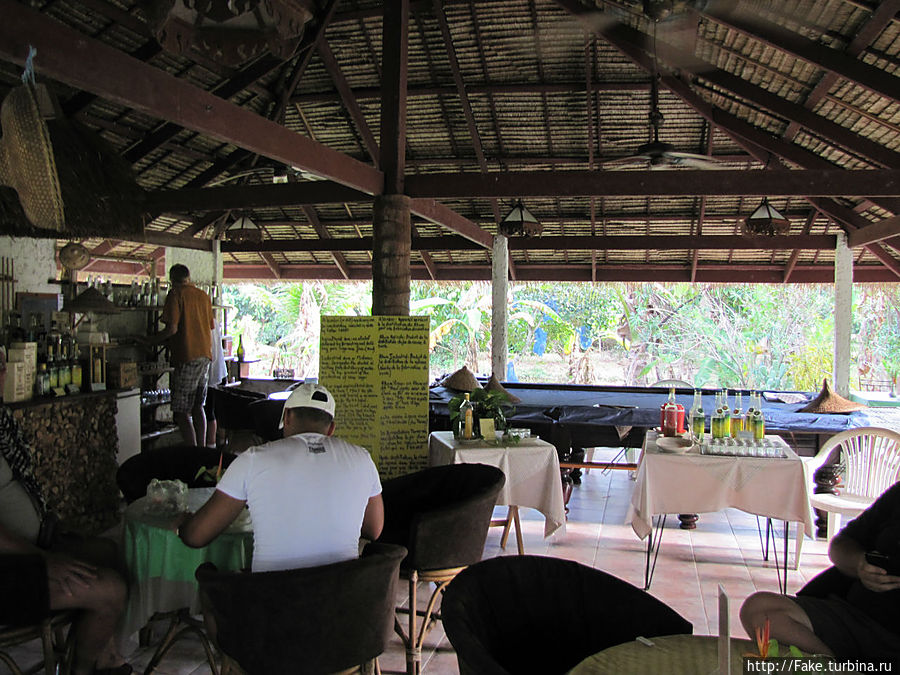 тут можно продегустировать ром за 50 батт) с разными сиропами тут можно продегустировать ром за 50 батт) с разными сиропами