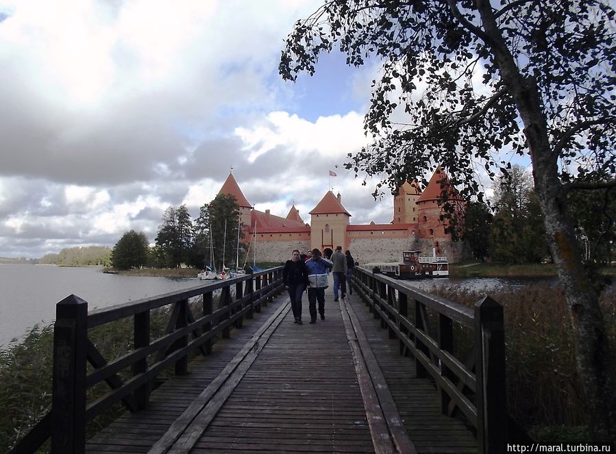 К расположенному в двухстах метрах от берега замку на острове ведёт длинный деревянный мост Тракай, Литва