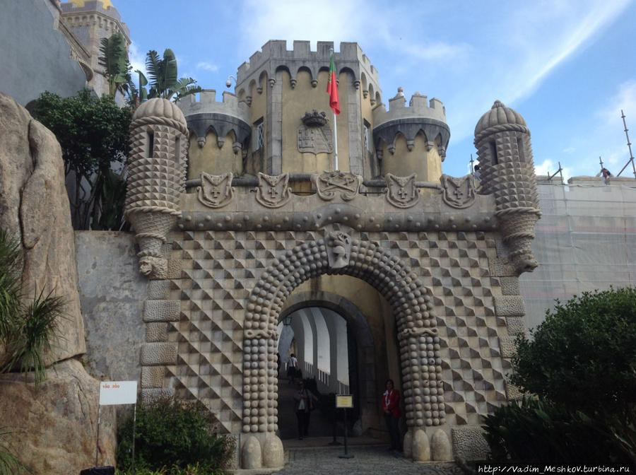 Главный вход во Дворец Пена. Дворец находится на высокой скале над Синтрой. Синтра, Португалия