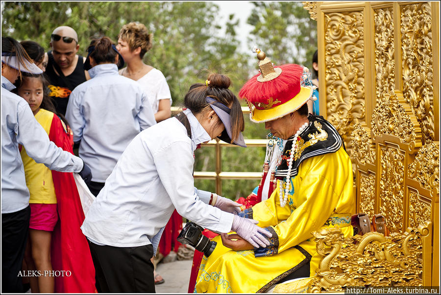А в парке — своя неторопливая жизнь. На вершине горы вам предложат нарядиться в наряд императора и сфотографироваться...
* Пекин, Китай