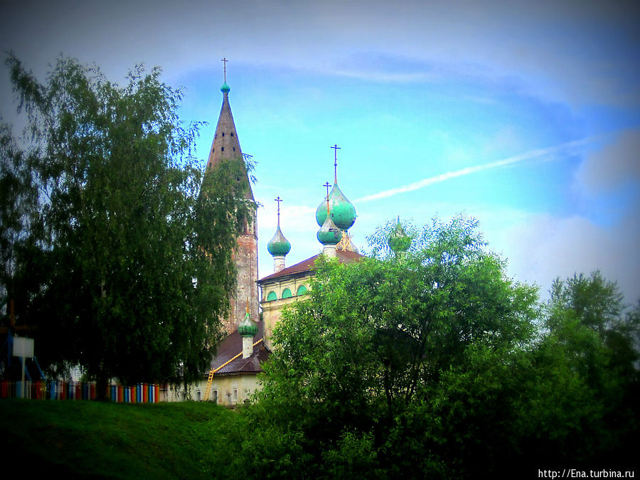 Воскресенская церковь среди зелени Вятское, Россия