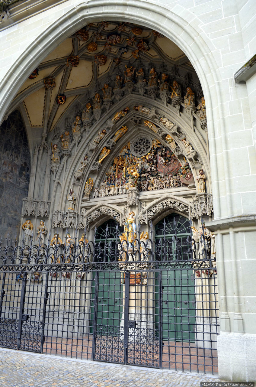 Кафедральный собор. Самая большая познеготическая церковь Швейцарии, главный портал которой украшен удивительным барельефом, изображающим Страшный суд — Ад и Рай. Берн, Швейцария