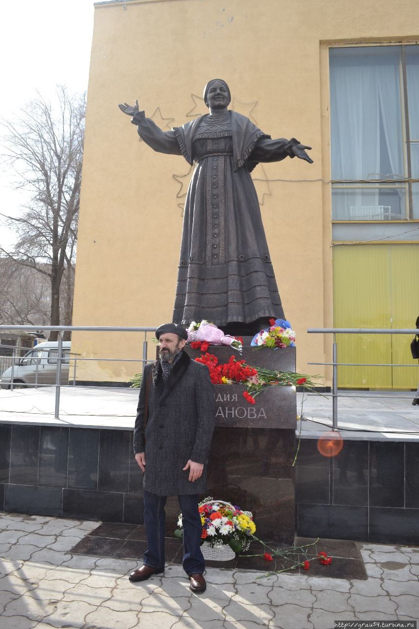 На фоне скульптуры Лидии Руслановой — скульптор Салават Щербаков Тула, Россия
