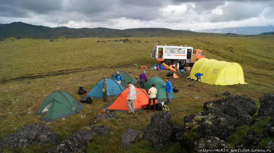 Устанавливаем первый лагерь рядом с вулканом Толбачик после длинного переезда в 10 часов Камчатский край, Россия