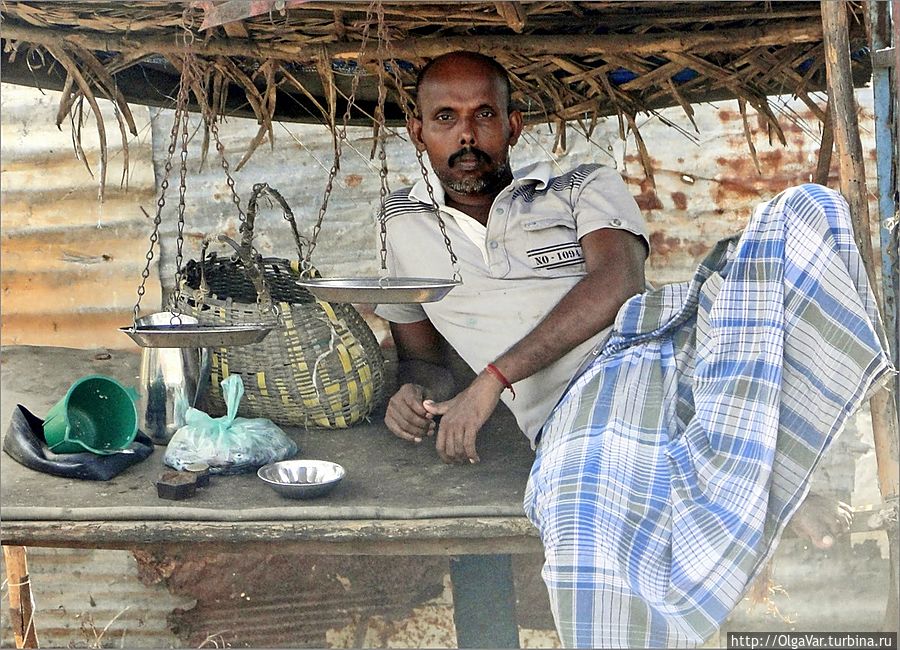 Ну, а гражданским лицам приходится заботиться о себе самим. И тут у тамилов своя поговорка нашлась — Ну, а гражданским лицам приходится заботиться о себе самим. И тут у тамилов своя поговорка нашлась —