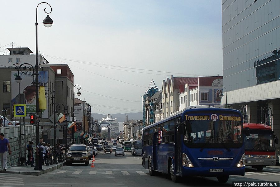 Случайно попавший в кадр автобус тоже может рассказывать о городе. Его маршрут от улицы Тухачевского, которая названа в честь красного комдива Гражданской войны, до площади Семеновской, которая названа отнюдь не в честь атамана Семенова и Случайно попавший в кадр автобус тоже может рассказывать о городе. Его маршрут от улицы Тухачевского, которая названа в честь красного комдива Гражданской войны, до площади Семеновской, которая названа отнюдь не в честь атамана Семенова и