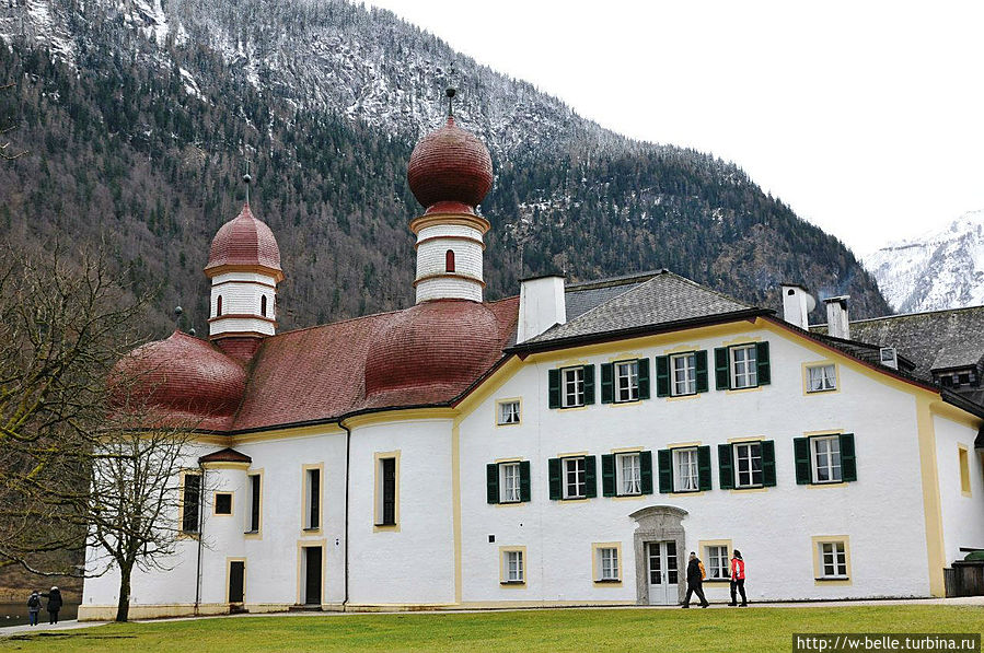 Церковь святого Варфоломея на Кёнигсзее (нем. St. Bartholomä) — католическая паломническая капелла на западном берегу Кёнигсзее, на полуострове Хиршау. Церковь святого Варфоломея на Кёнигсзее (нем. St. Bartholomä) — католическая паломническая капелла на западном берегу Кёнигсзее, на полуострове Хиршау.