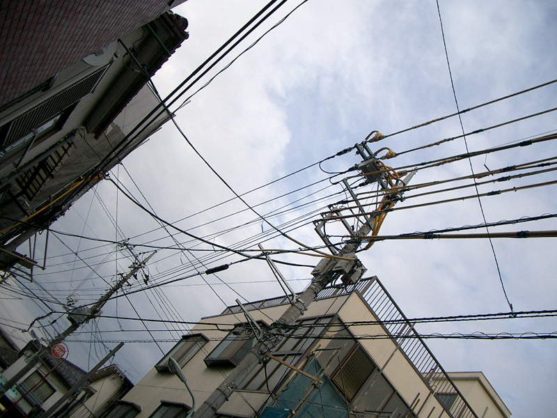 Провода над городом Токио, Япония