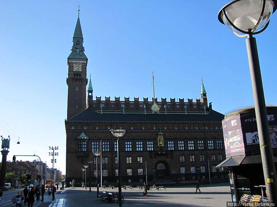 Ратуша Копенгагена.Место засидания мэрии здание строилось семь лет 1893 по 1905 год в стиле северный модерн по проекту архитектора Мартина Нюропа Копенгаген, Дания
