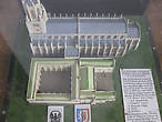 На макете видно, что к церкви ранее примыкал колледж, основанный Эдмундом Ланглем, первым герцогом Йоркским. Колледж существовал с 1410 года до 1548 и занимал площадь в 2 акра. Это было великолепное заведение, достойное королей. Заканчивал строительство Ричард Плантагенет, самый известный из Йорков