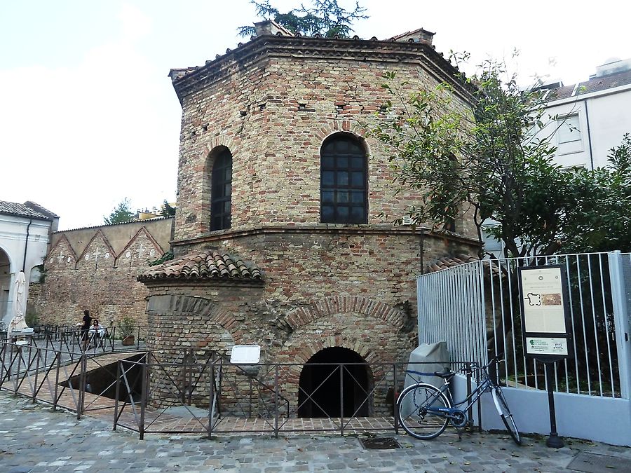 Арианский баптистерий Равенна, Италия