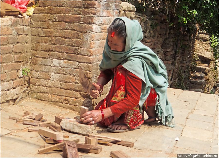 Непальская женщина должна всё уметь — расколоть тесаком маленькие брусочки... Чангу-Нароян, Непал