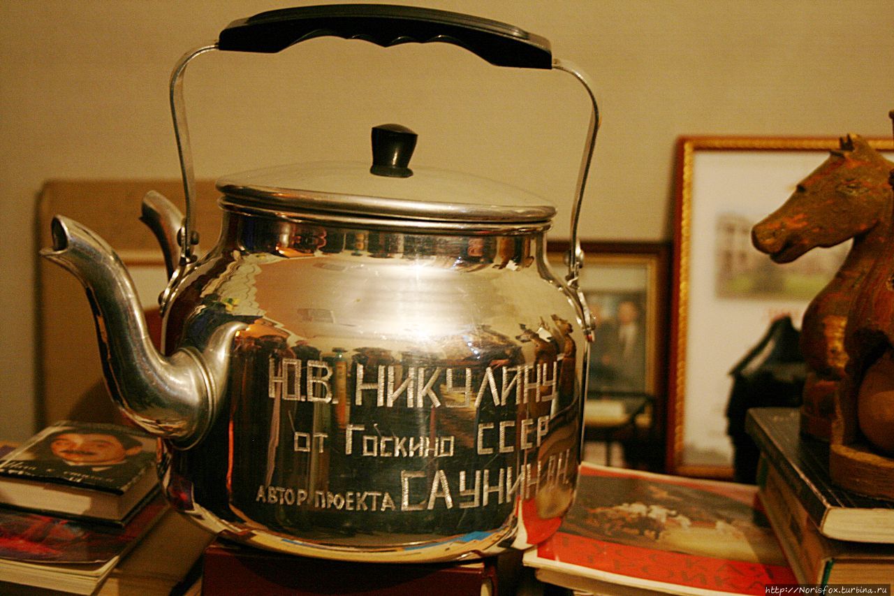 Чайник из знаменитой никулинской репризы — не только реквизит, но и вполне себе... чайник, используемый на гастролях по своему прямому назначению Москва, Россия