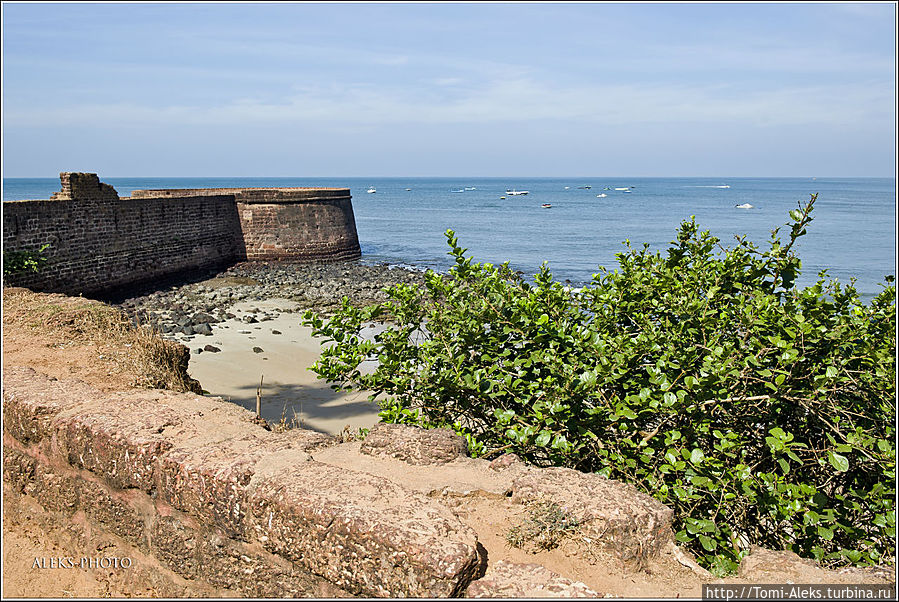 Вдоль крепостных стен. Для таких строений специально выбирались скалистые участки берега...
* Кандолим, Индия