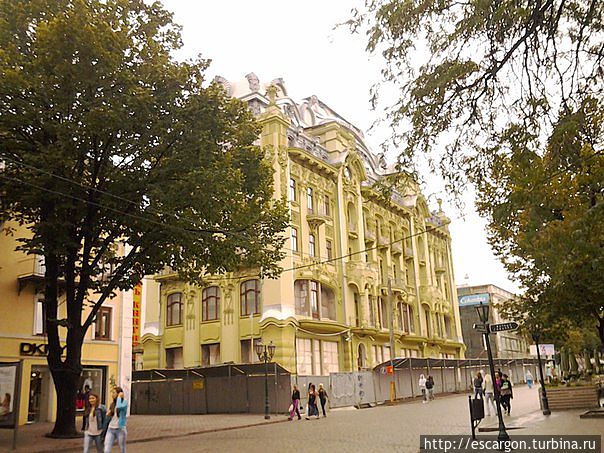 В конце улицы уже виднеется красивое здание гостиницы Большая Московская. Одесса, Украина