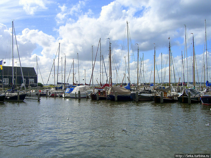 Здесь много яхт Остров Маркен, Нидерланды