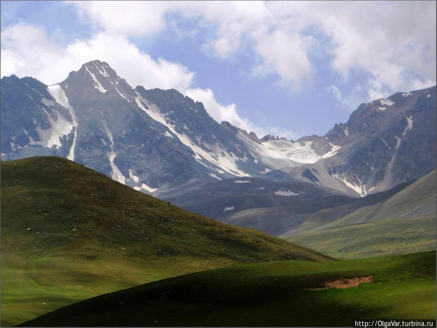 Со всех сторон долину  окружают высокие заснеженные хребты: Киргизский, Таласский Ала-Тоо, Суусамыр- Тоо, Джумгал-Тоо