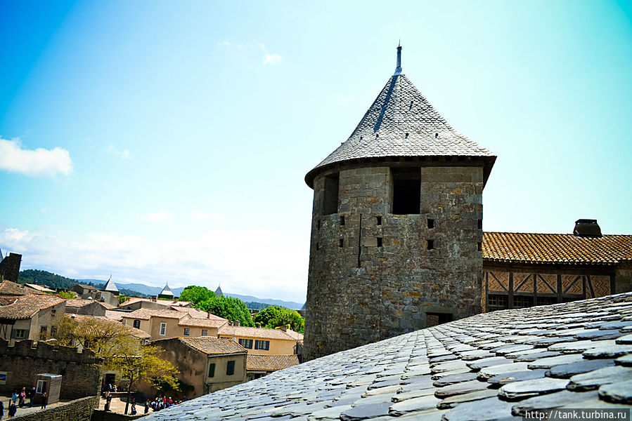 Дальше наш путь пролегает по дозорным дорогам, ведущим в северную часть крепостных валов. Дальше наш путь пролегает по дозорным дорогам, ведущим в северную часть крепостных валов.