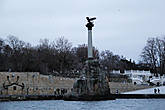 памятник затопленным кораблям (вид с бухты)
