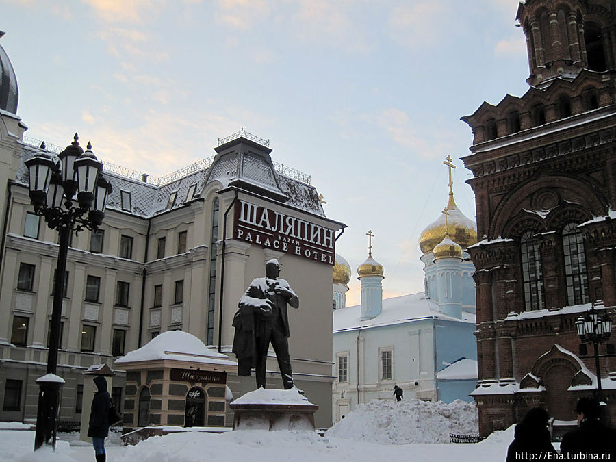 Богоявленский собор и памятник Ф. Шаляпину Казань, Россия