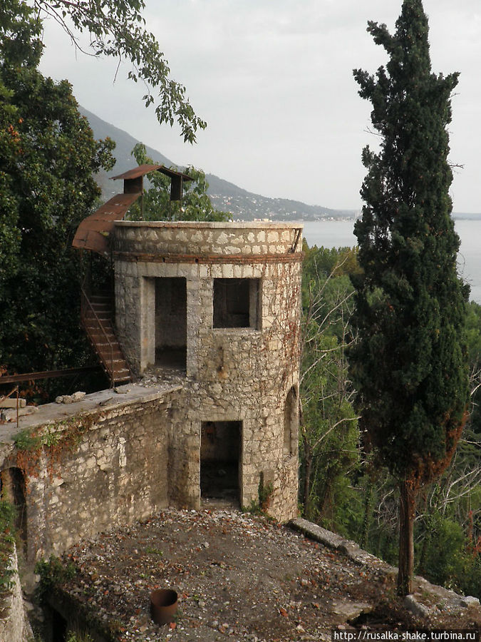 Замок с пластиковыми окнами Гагра, Абхазия