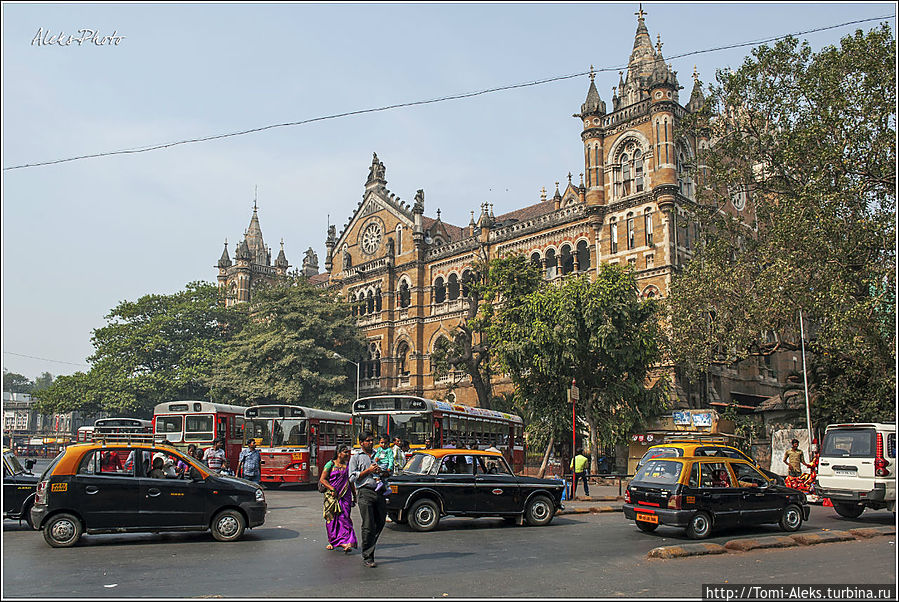 Всюду желто-черные мумбайские такси. Их в городе — несметное количество...
* Всюду желто-черные мумбайские такси. Их в городе — несметное количество...
*