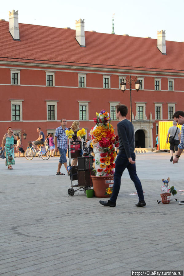 Человек- цветок танцевал для всех:) Варшава, Польша
