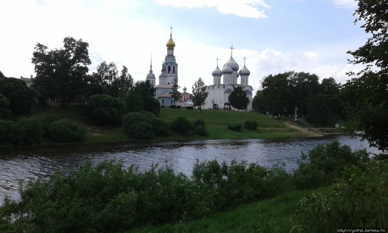 Вид на кремль через реку Вологда, Россия