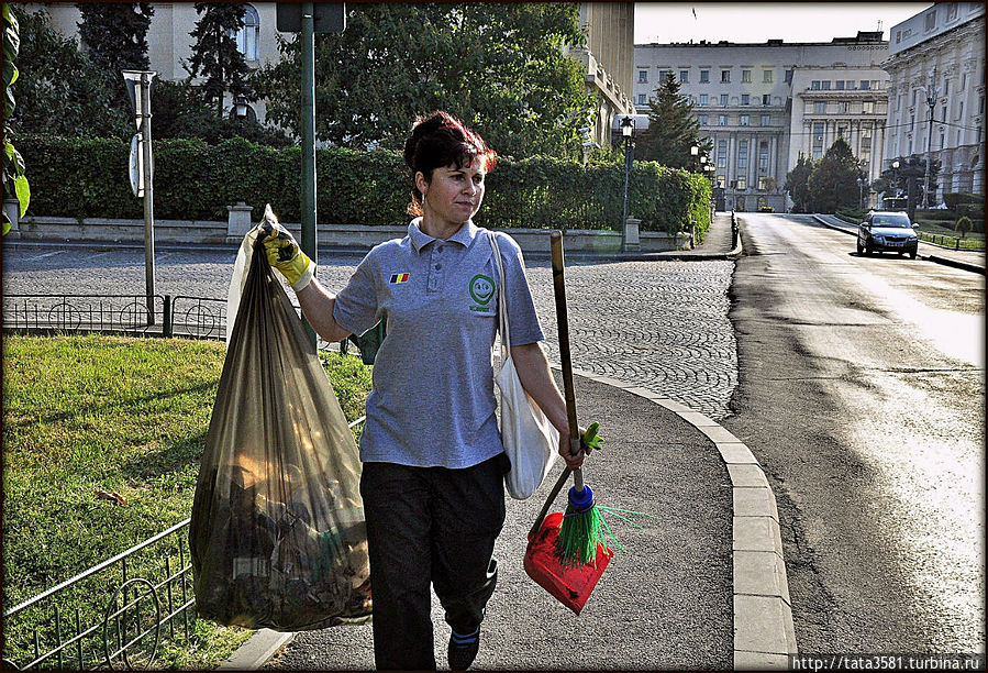 Это обычная работница спешащая навести чистоту в городе перед началом нового дня. Бухарест, Румыния