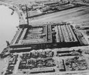 Аэроснимок завода Форд-Werke. Обратите внимание на разрушенные бараки на переднем плане. (Из Интернета)
