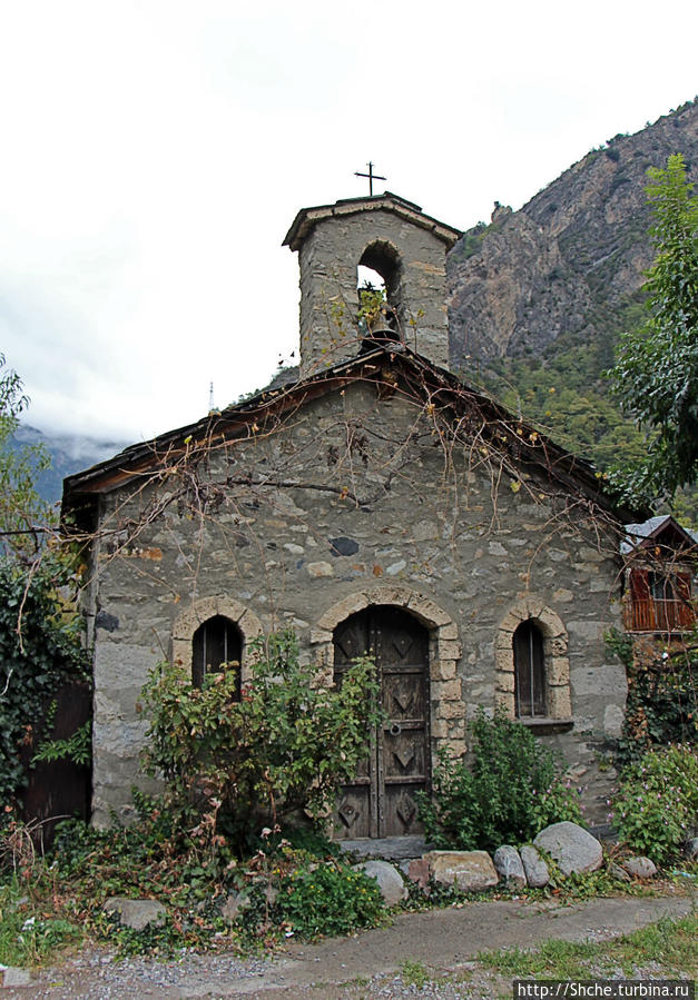 Первый объект — местная церковь Santa Filomena d'Aixovall, закрытая и кажется заброшенная, по крайней мере расписания служб тут нет