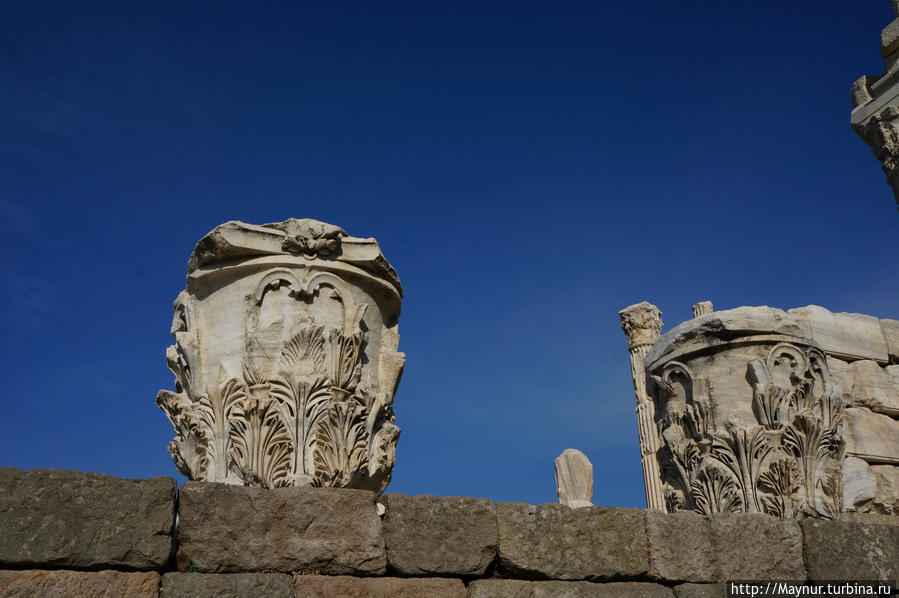 Детали  храма   Траяна. Измир, Турция