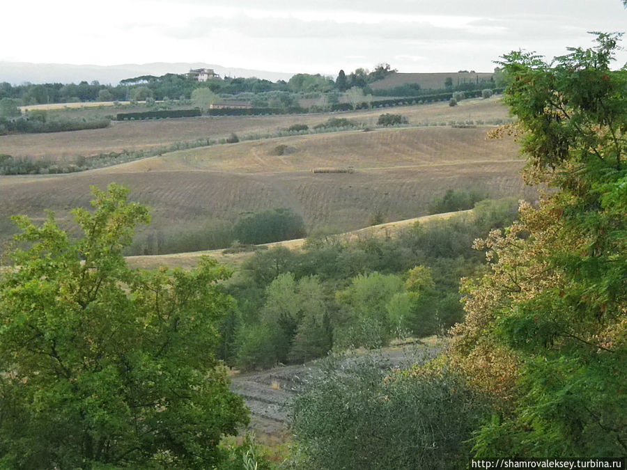 Кьянчиано. Утренний взгляд со стороны Кьянчиано-Терме, Италия Кьянчиано. Утренний взгляд со стороны Кьянчиано-Терме, Италия